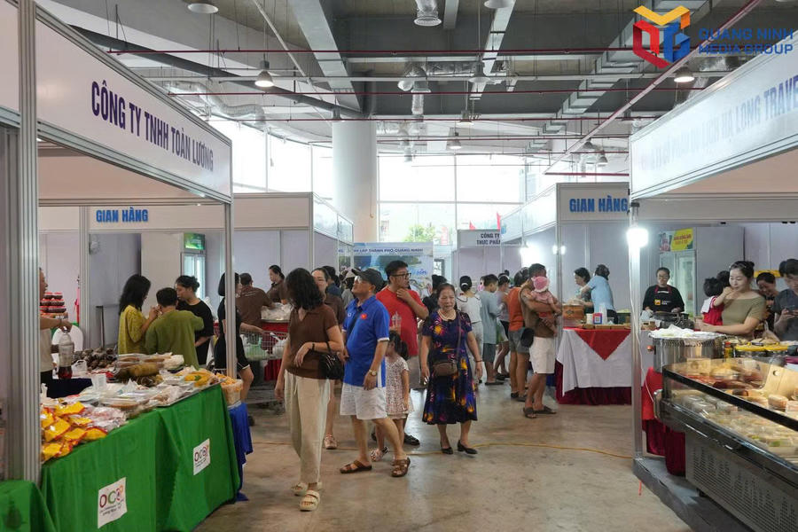 Du khách tham quan, mua sắm tại Hội chợ OCOP Thu Đông 2026.Ảnh:Báo Quảng Ninh