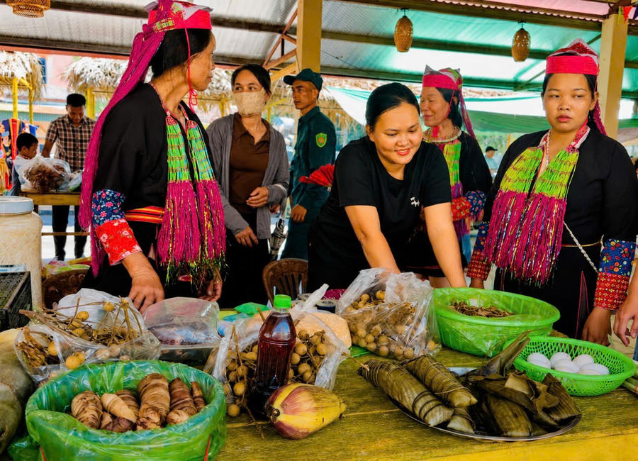 Chợ vùng cao xã Điền Xá, nơi hội tụ sắc màu văn hóa, sản vật địa phương và nét đẹp đời sống cộng đồng, tạo thêm sức hấp dẫn cho hành trình khám phá Quảng Ninh.