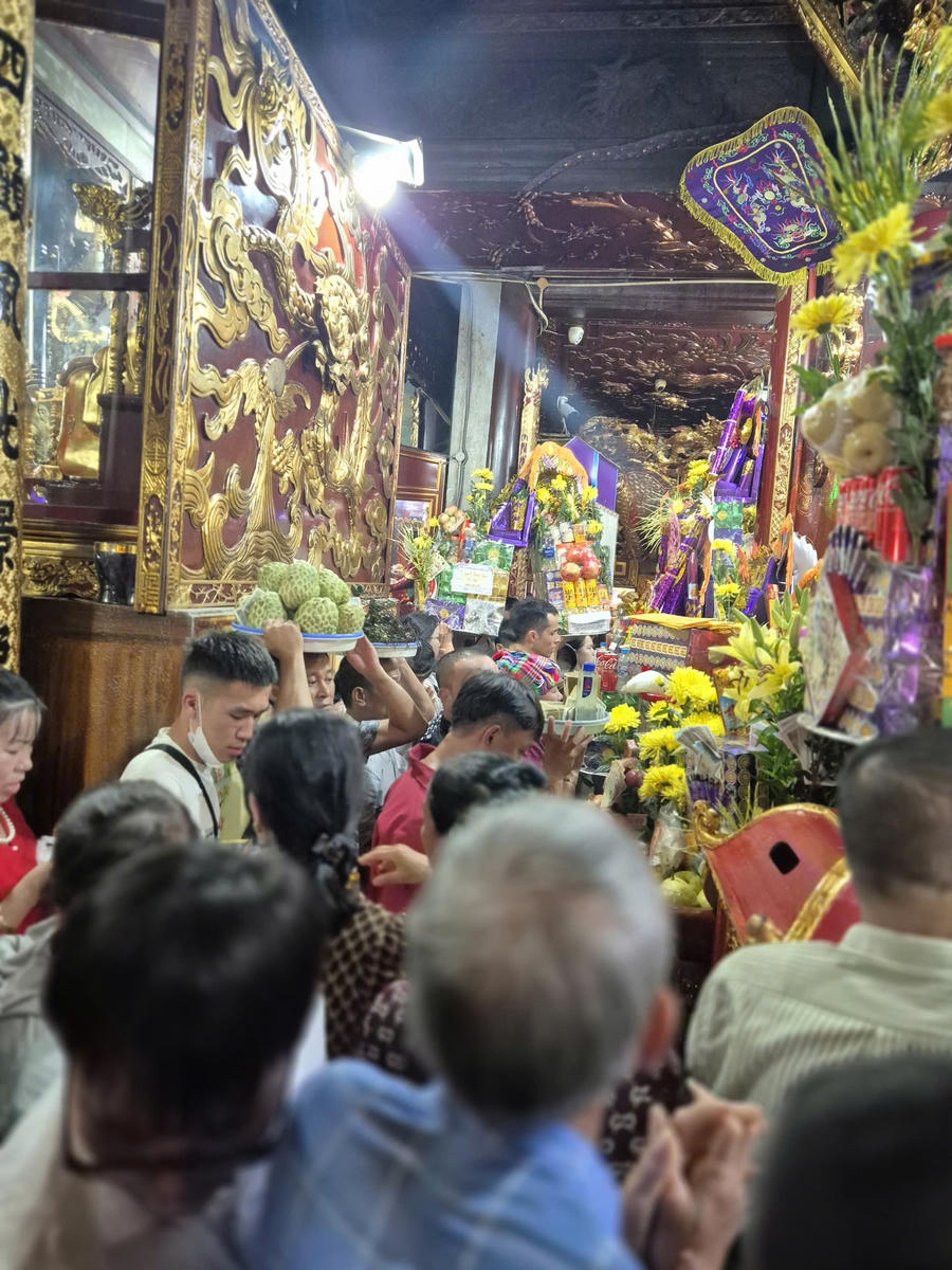 Người dân thường đem theo những mâm lễ được chuẩn bị sẵn tại nhà bao gồm: Chè, rượu, thuốc, hoa quả, bánh kẹo, nhang đèn, lễ mặn như xôi gà, dâng ngựa lên quan Hoàng Bảy.