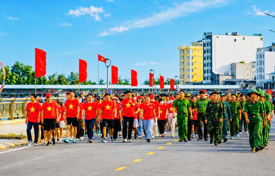 Sắc đỏ “Cùng Việt Nam tiến bước” rợp trên tuyến đường ven biển Quảng Ninh, nơi người dân và lực lượng vũ trang cùng chung nhịp bước hướng tới Quốc khánh 2/9. Sắc đỏ “Cùng Việt Nam tiến bước” rợp trên tuyến đường ven biển Quảng Ninh, nơi người dân và lực lượng vũ trang cùng chung nhịp bước hướng tới Quốc khánh 2/9.