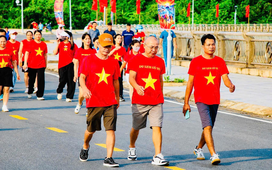 Từ vùng biển đảo Cô Tô, những bước chân trong sắc đỏ sao vàng hòa cùng nhịp bước cả nước, lan tỏa tình yêu quê hương và niềm tự hào dân tộc.