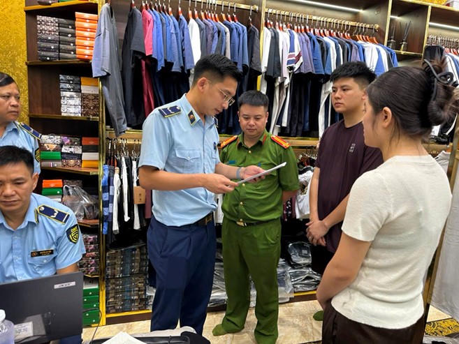 Lực lượng chức năng làm việc tại hộ kinh doanh NĐT. (Ảnh: bacninh.dms.gov.vn)