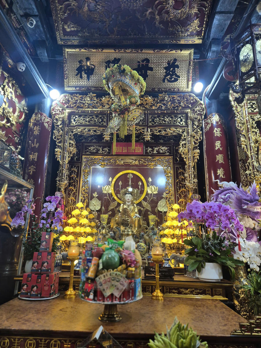 Ban Thờ Quan Hoàng Bày và ban thờ Trầu Bà Thủ Đền uy nghiêm trong cung cấm, có người của ban quản lý đền canh gác.