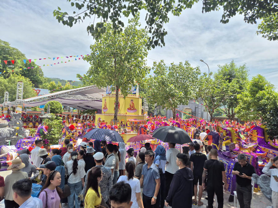 Càng về trưa lượng người đổ về đền Bảo Hà ngày càng đông bất chấp thời tiết nắng gắt.