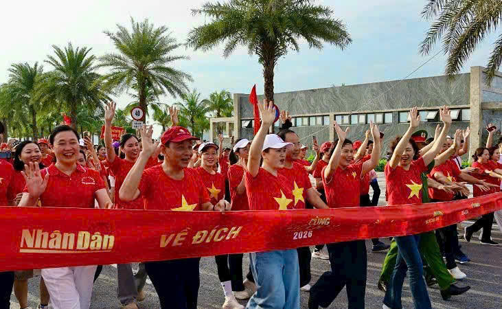 Người dân đi bộ hưởng ứng chương trình.