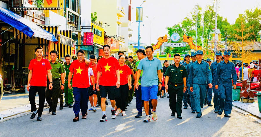 Những bước chân nối dài trên tuyến phố đi bộ Tiên Yên, nơi người dân và lực lượng vũ trang cùng hòa chung sắc đỏ, lan tỏa tinh thần đoàn kết và niềm tự hào hướng về Quốc khánh 2/9.