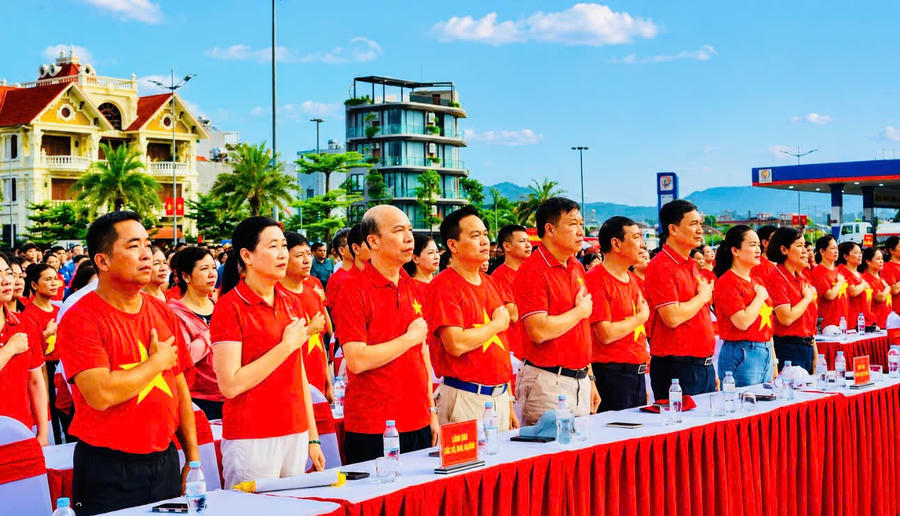 Trong sắc đỏ rực rỡ, người dân Quảng Ninh trang nghiêm hướng về Quốc kỳ, cùng hòa chung nhịp bước “Cùng Việt Nam tiến bước” trong những ngày tháng Tám lịch sử.