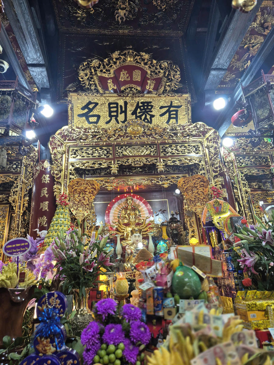 Ban Thờ Quan Hoàng Bày và ban thờ Trầu Bà Thủ Đền uy nghiêm trong cung cấm, có người của ban quản lý đền canh gác.