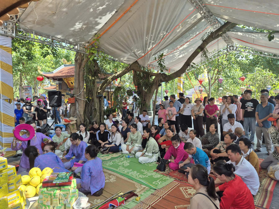 Mới hơn 10h sáng ngày 30/8, 1 ngày sau chính hội đền Bảo Hà vẫn đón lượng lớn người dân và du khách về dâng hương, dâng lễ quan Hoàng Bảy.