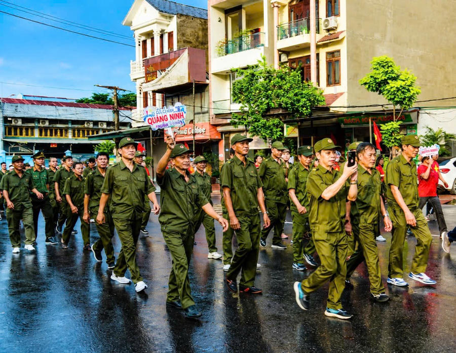 Những bước chân cùng hòa chung nhịp bước, lan tỏa tinh thần đoàn kết, niềm tự hào và khí thế hướng về Quốc khánh 2/9.