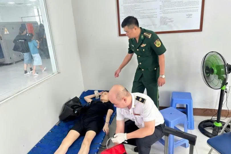 Lực lượng chức năng kiểm tra, theo dõi tình trạng sức khỏe của nữ hành khách.
