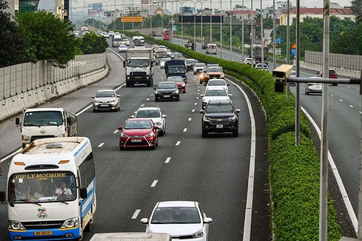 Nhiều xe giữ khoảng cách an toàn trên cao tốc Pháp Vân sáng 29/8. Ảnh: Tuổi Trẻ.