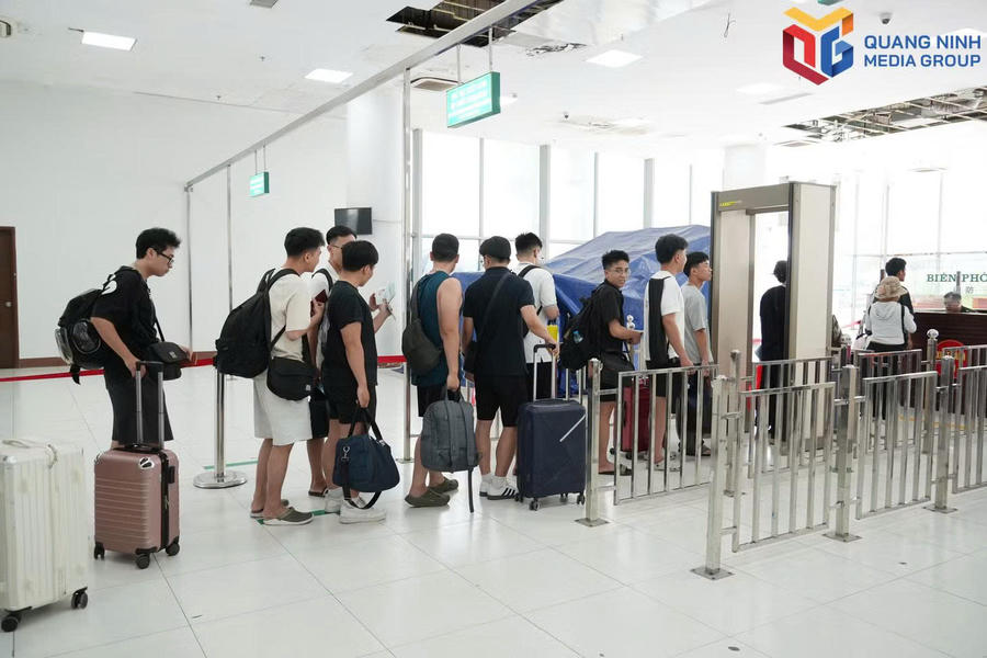 Người dân làm thủ tục xuất, nhập cảnh tại khu vực cầu Bắc Luân II, cửa khẩu quốc tế Móng Cái.Ảnh: Báo Quảng Ninh