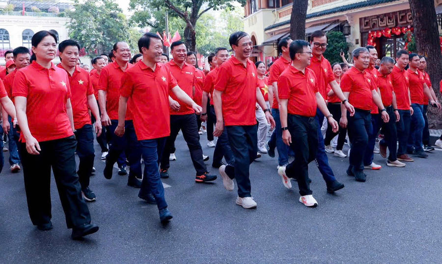 Phó Thủ tướng, Bộ trưởng Bộ Quốc phòng Phan Văn Giang cùng Bộ trưởng Bộ Công an Lương Tam Quang và các đồng chí lãnh đạo, đại biểu, nhân dân, cán bộ, chiến sĩ đi bộ vòng quanh Hồ Hoàn Kiếm.