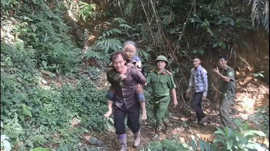 Bà Ly được gia đình đưa về sau khi tìm thấy trong rừng.