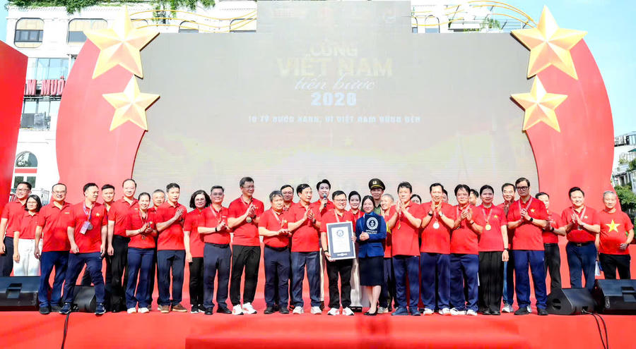 Tổ chức Kỷ lục Guinness Thế giới trao Chứng nhận chương trình “Cùng Việt Nam tiến bước” xác lập Kỷ lục Guinness Thế giới.