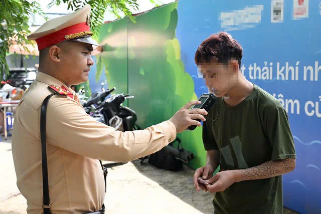 Thanh niên điều khiển xe mô tô vi phạm nồng độ cồn bị xử lý.