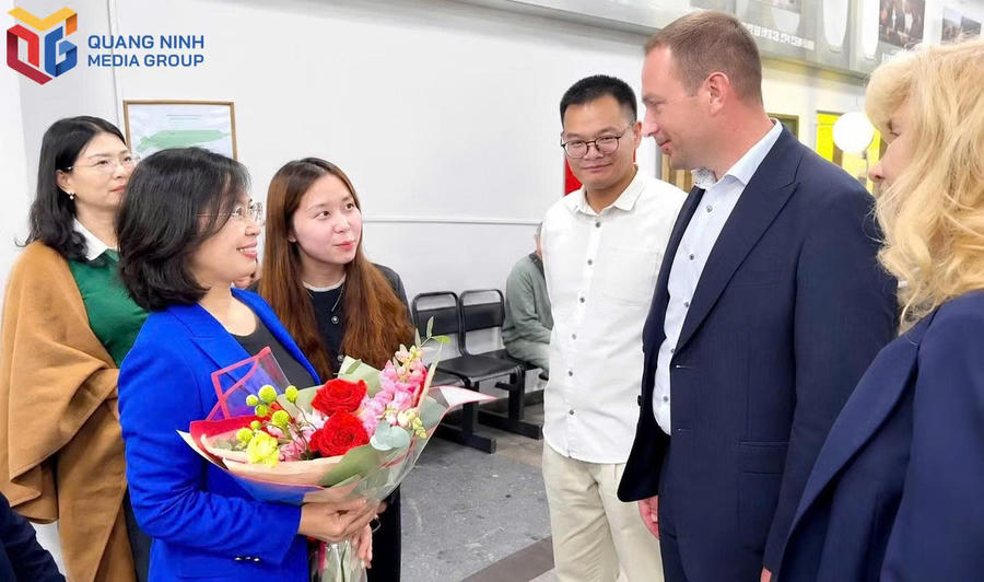 Ông Peretolchin Vitaly Vladimirovich, Phó Chủ tịch Hội đồng Lập pháp tỉnh Irkutsk đón và tặng hoa Đoàn công tác thành phố Quảng Ninh tại sân bay quốc tế Irkutsk đêm 31/8/2026. Ảnh: Báo Quảng Ninh