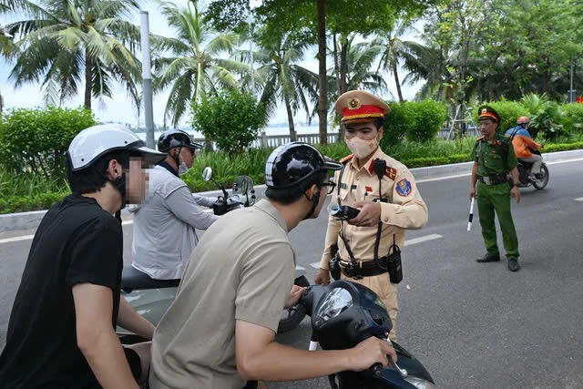 CSGT phối hợp Công an phường, kiểm tra, xử lý vi phạm trưa 31/8.