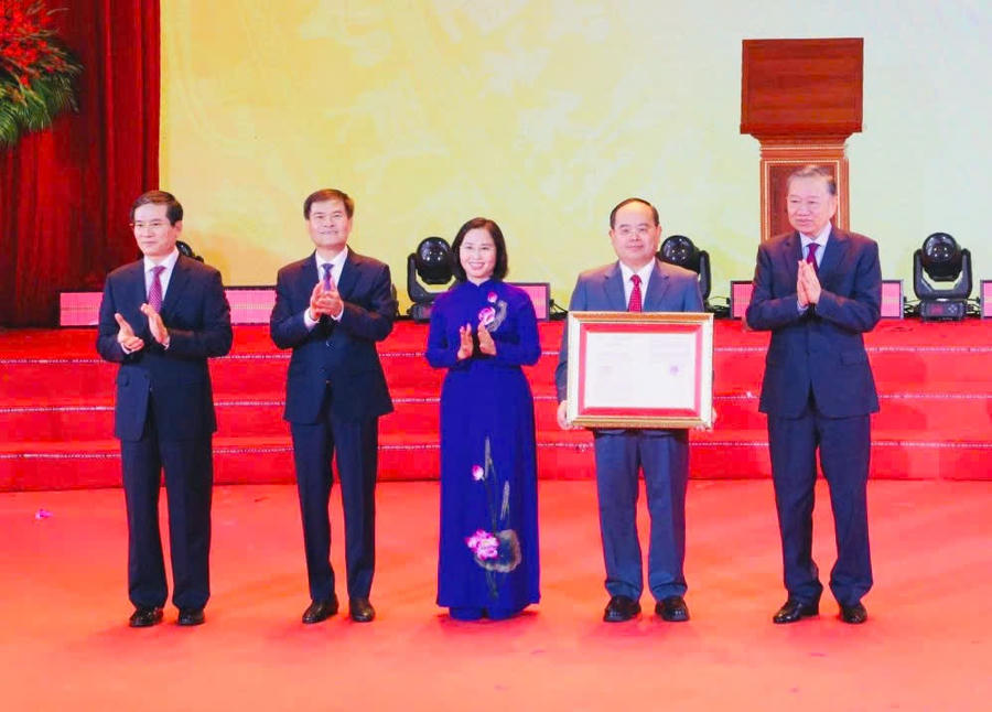 Tổng Bí thư, Chủ tịch nước Tô Lâm trao nghị quyết của Quốc hội về thành lập thành phố Quảng Ninh.
