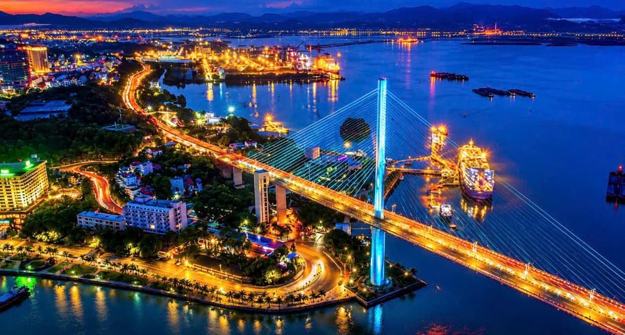 TP Quảng Ninh rực rỡ về đêm, nổi bật với cầu Bãi Cháy và không gian đô thị ven biển hiện đại. TP Quảng Ninh rực rỡ về đêm, nổi bật với cầu Bãi Cháy và không gian đô thị ven biển hiện đại.