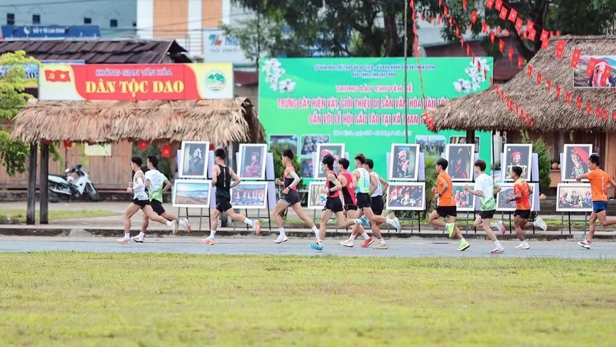 Giải chạy nằm trong khuôn khổ các hoạt động của Tết Độc lập tạo không khí vui tươi phấn khởi. (Ảnh: Tr. Tuấn)
.