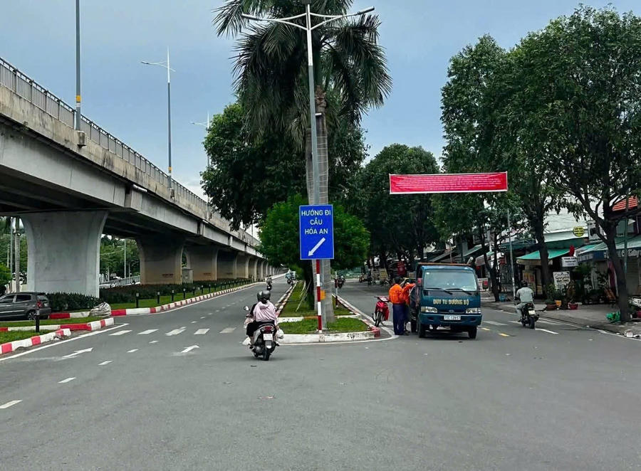 Phương án tổ chức giao thông mới bắt đầu được thí điểm tại nút giao đường Nguyễn Ái Quốc với đường ven sông Đồng Nai. Ảnh Duy Khương.