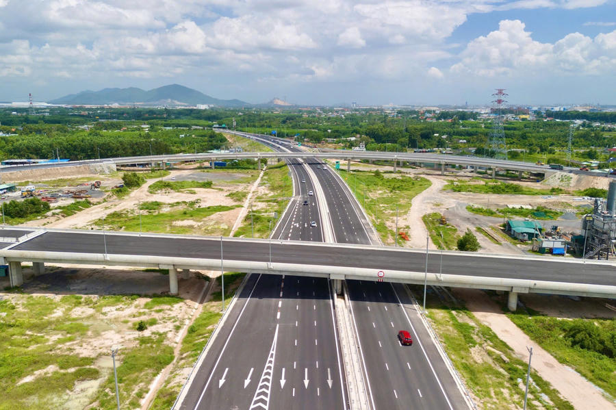 Cao tốc Biên Hoà - Vũng Tàu đang được hoàn thiện. Ảnh: Duy Khương.