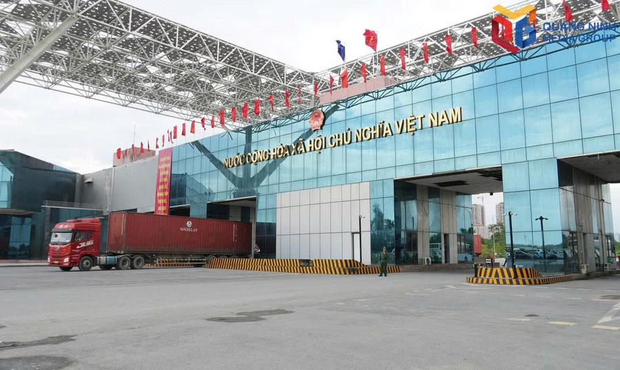 Gần 15.000 tấn hàng hóa được thông quan qua Cầu Bắc Luân II, thuộc Cửa khẩu Quốc tế Móng Cái trong ngày đầu tiên khi Quảng Ninh lên thành phố. Ảnh: Báo Quảng Ninh Gần 15.000 tấn hàng hóa được thông quan qua Cầu Bắc Luân II, thuộc Cửa khẩu Quốc tế Móng Cái trong ngày đầu tiên khi Quảng Ninh lên thành phố. Ảnh: Báo Quảng Ninh