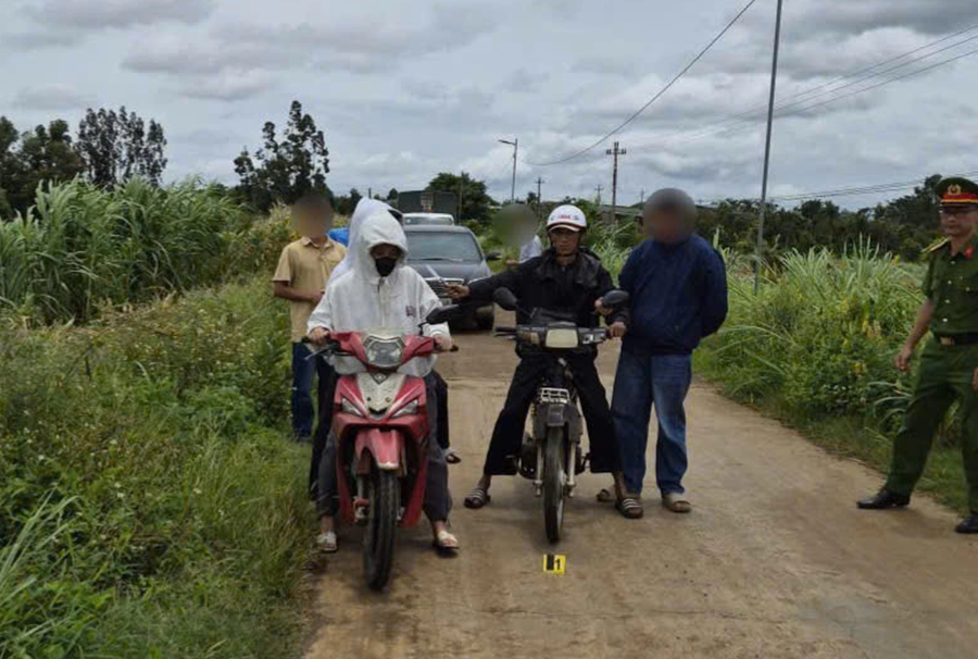 Đối tượng Lê Minh Khánh Vinh thực nghiệm hiện trường vụ cướp (Ảnh: Đức Nguyễn).
