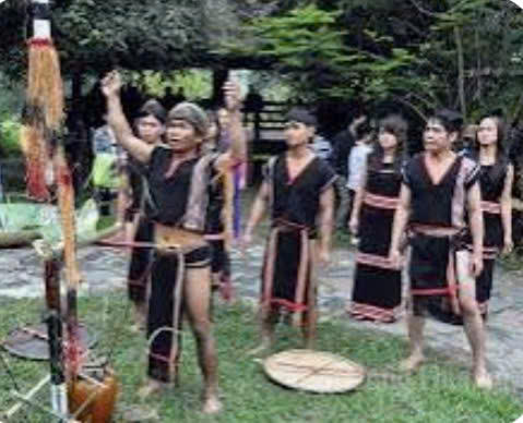 Tiếng cồng chiêng ngân vang chào mừng Ngày hội lớn của dân tộc. Ảnh: N.C