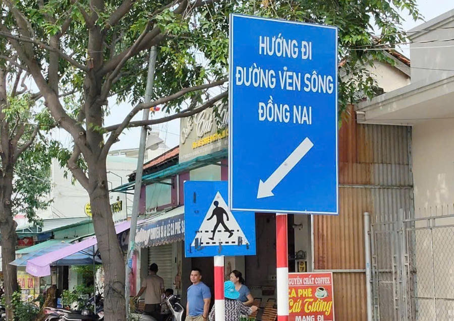 Phương án tổ chức giao thông mới bắt đầu được thí điểm tại nút giao đường Nguyễn Ái Quốc với đường ven sông Đồng Nai. Ảnh Duy Khương.