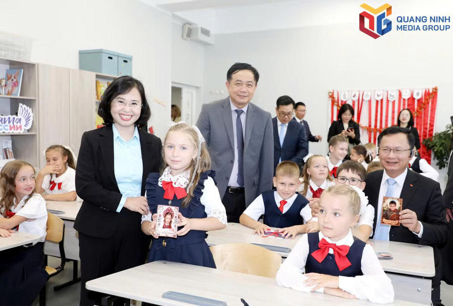 Đoàn công tác tham quan một buổi học của học sinh Trường Tiểu học, THCS và THPT số 19 tỉnh Irkutsk.Ảnh: Báo Quảng Ninh