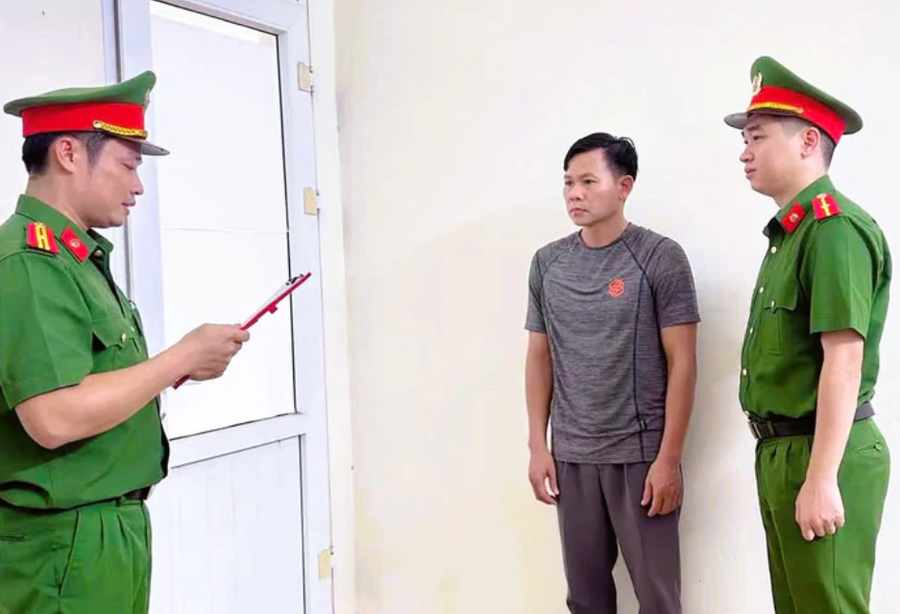 Công an công bố quyết định tạm giữ hình sự người đàn ông hành hung thiếu niên 16 tuổi tại phòng gym - Ảnh: Công an xã Quỹ Nhất