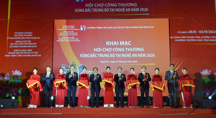 Các đại biểu thực hiện nghi thức khai mạc Hội chợ.