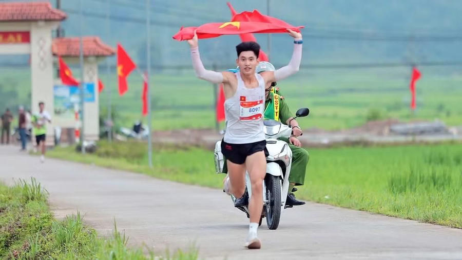 Cung đường gắn với cảnh quan, đời sống nông thôn và cánh đồng Mường Than mang đến những trải nghiệm thú vị cho người tham gia. (Ảnh: Tr. Tuấn)
.