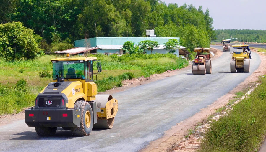Cao tốc Bến Lức - Long Thành đang được thi công xuyên lễ. Ảnh: Duy Khương.