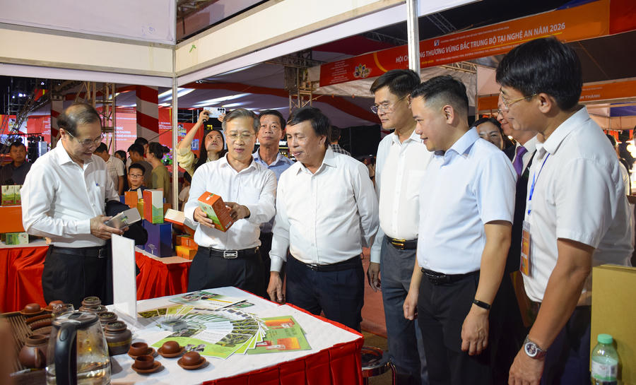 Các đại biểu tham quan gian hàng tại Hội chợ.