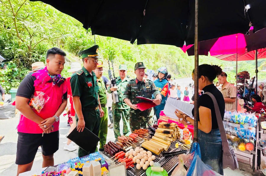 Đồn Biên phòng Phó Bảng cùng các lực lượng chức năng xã Phó Bảng tuyên truyền phổ biến các quy định của pháp luật về quản lý, sử dụng phương tiện bay không người lái tại khu vực biên giới Việt Nam - Trung Quốc.