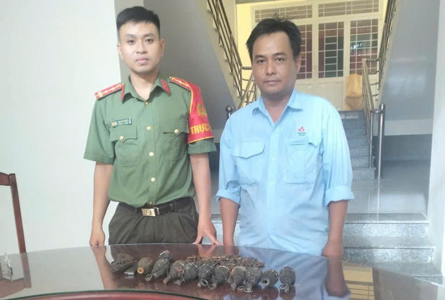 Người dân chủ động giao nộp vũ khí, vật liệu nổ. Ảnh CAĐN