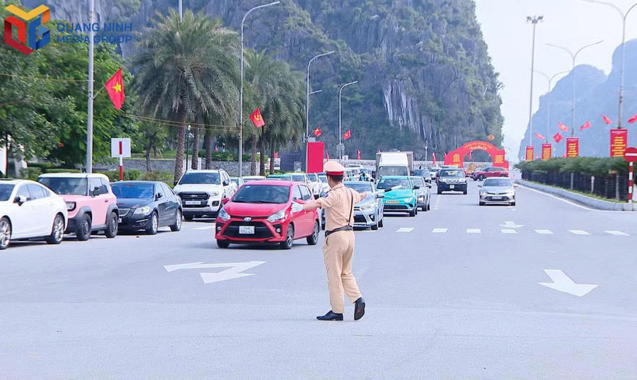 Phòng CSGT chủ động bố trí nhiều tổ công tác triển khai phân luồng điều tiết giao thông phòng chống ùn tắc từ xa, từ sớm.Ảnh:Báo Quảng Ninh