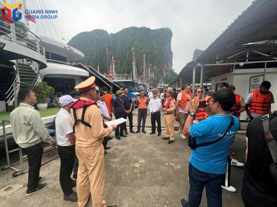 Đội CSĐT, Phòng CSGT (Công an thành phố) tuyên truyền quy định bảo đảm TTATGT đường thủy cho du khách và nhân viên làm việc tại khu vực Hang Luồn trên Vịnh Hạ Long.Ảnh:Báo Quảng Ninh