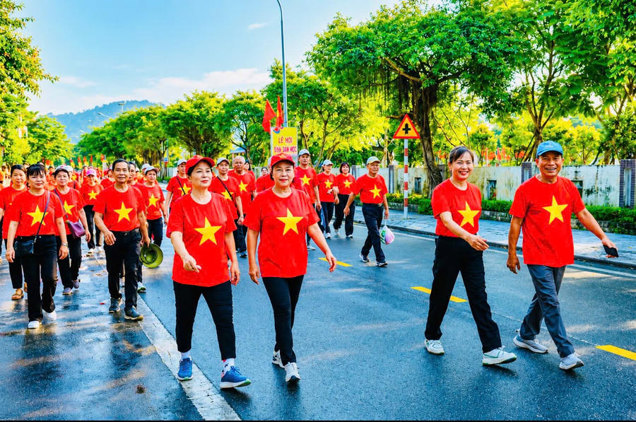 Người dân phường Cửa Ông tham gia các hoạt động trong dịp nghỉ lễ Quốc khánh 2/9.
