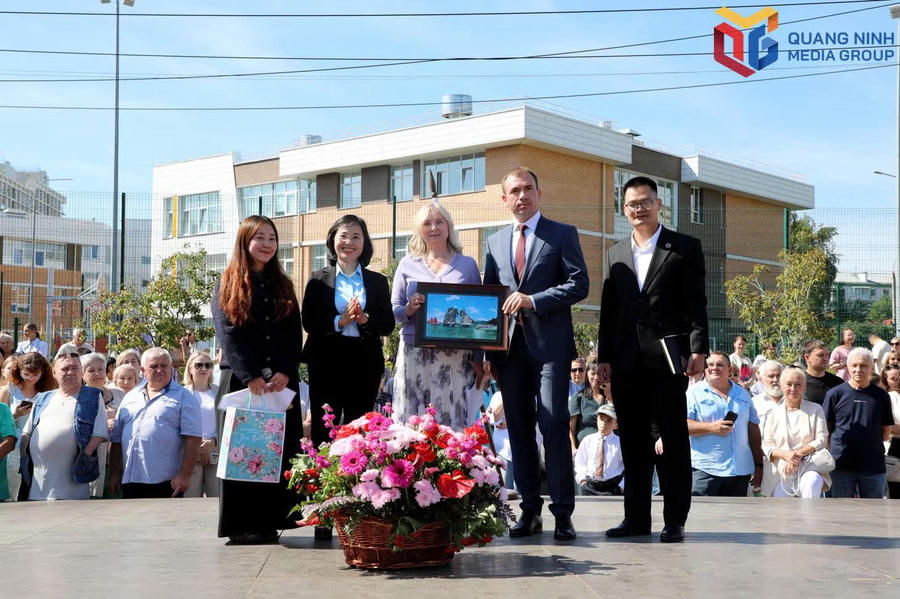 Bà Trịnh Thị Minh Thanh, Phó Bí thư Thường trực Thành ủy, Chủ tịch HĐND thành phố, tặng quà lưu niệm Trường Tiểu học, THCS và THPT số 19 tỉnh Irkutsk nhân Ngày Tri thức 1/9.Ảnh: Báo Quảng Ninh