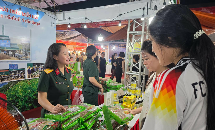 Nhiều gian hàng, phong phú mặt hàng sản phẩm thu hút khách hàng.
