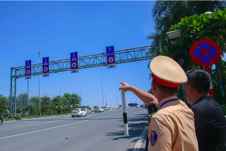 Hà Nội sẽ xử lý phạt nguội xe vi phạm khoảng cách an toàn, chạy quá tốc độ trên cầu Nhật Tân. Ảnh: Cục CSGT.
