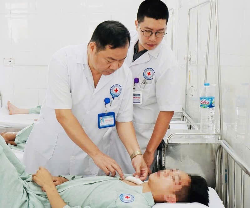 Bác sĩ Nguyễn Huy Tiến trực tiếp thăm khám, hướng dẫn bác sĩ trẻ chăm sóc người bệnh.