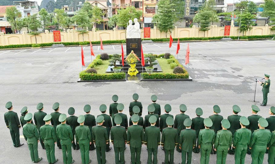Quang cảnh buổi lễ dâng hoa tại tượng đài “Bác Hồ với chiến sĩ Biên phòng”.