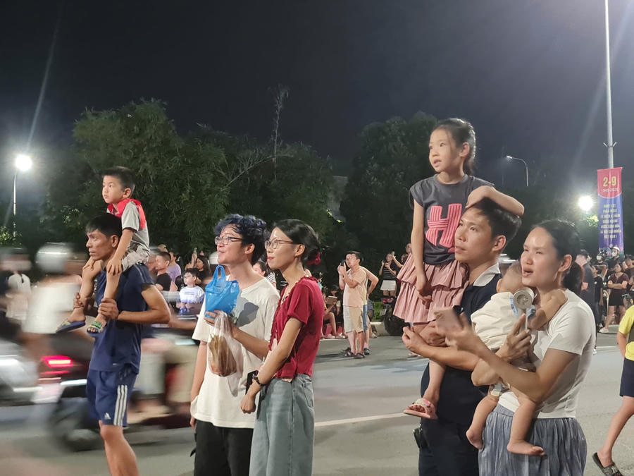 Mọi người cùng hướng mắt về khu vực trận địa pháo để chiêm ngưỡng những lượt pháo thắp sáng bầu trời.