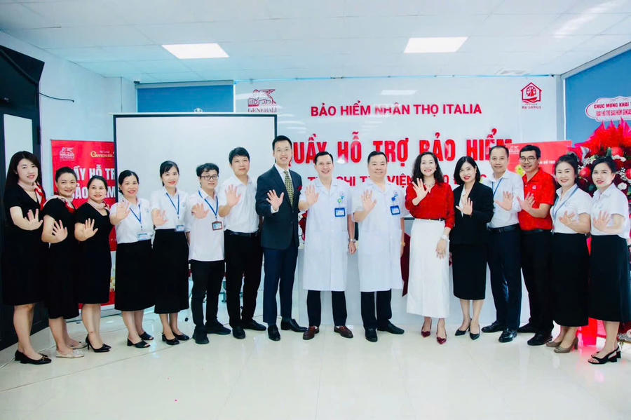 Bác sĩ Nguyễn Huy Tiến cùng đồng nghiệp trong hoạt động kết nối, hỗ trợ người bệnh tại Bệnh viện Đa khoa Khu vực Vân Đồn.